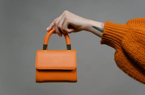 Understanding MOQ: How to Navigate Minimum Order Quantities in Handbag Manufacturing